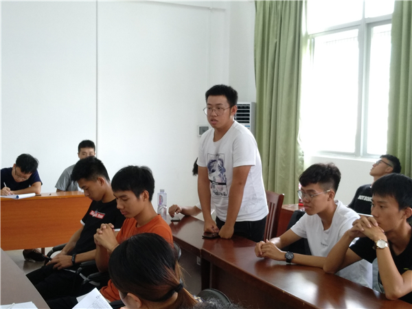 1571621156655079898.jpg 新生阐述入党初心2.jpg